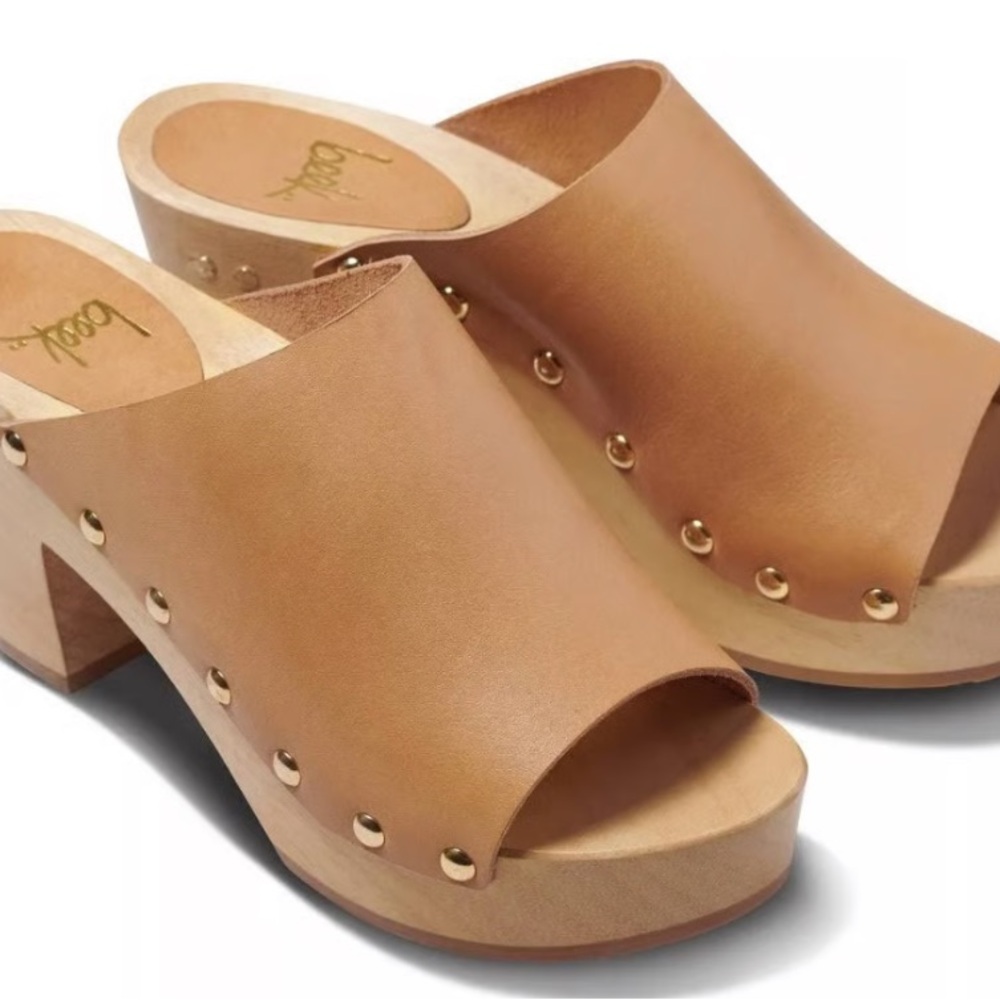 Beek Peacock Tan Leather Clogs with Gold Accents